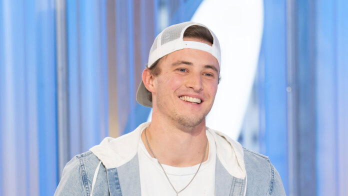 VIKING ON THE MIC? Meet Blake Proehl: American Idol contestant and former NFL playerON EVERY new season of American Idol, singers from all over the US audition with hopes of winning the competition. Season 22 of the show introduced viewers to Blake Proehl.