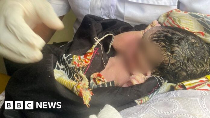 Nigerian woman gives birth at Lagos bus stopScenes of jubilation broke out after the woman gave birth to a "bouncing" baby boy, medics say.Africa