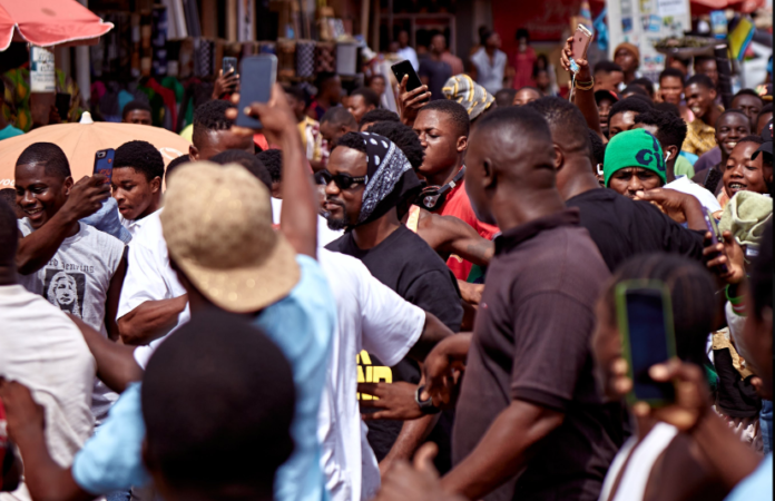Thousands assemble as Sarkodie receives rousing welcome in Berekum