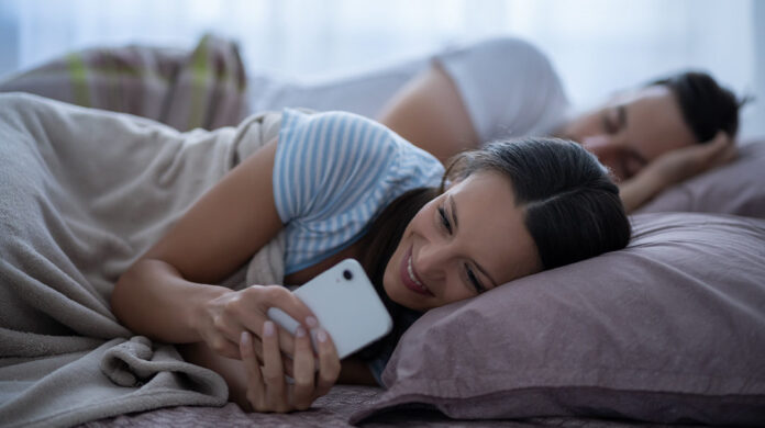 
5 texting strategies smart women use to keep a guy interested                            