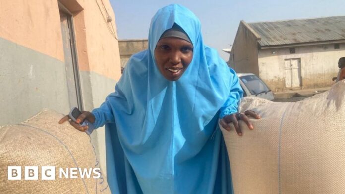 Generosity of strangers stuns struggling Nigerian motherA woman featured on a BBC video struggling to feed her children is overwhelmed by the help she has received.Africa