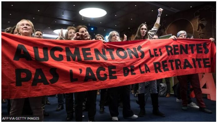 
Swiss vote to give themselves a bigger pension                            