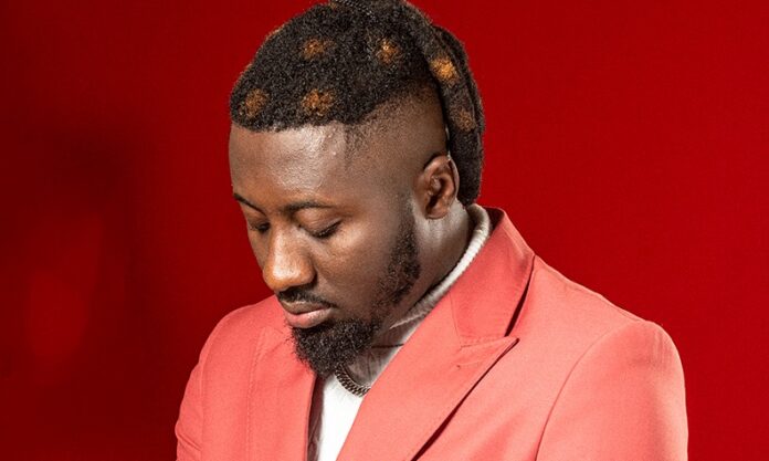 
Amerado falls after stage collapses during performance                             