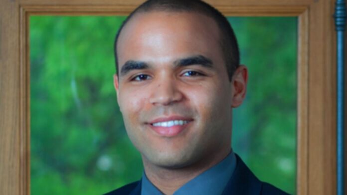 O.J.'S YOUNGEST Who is O.J's son Justin Ryan Simpson and what does he do for a living?JUSTIN Ryan Simpson has done his best to keep his personal life out of the limelight after his father went on trial for the murder of his mother when he was just a child.