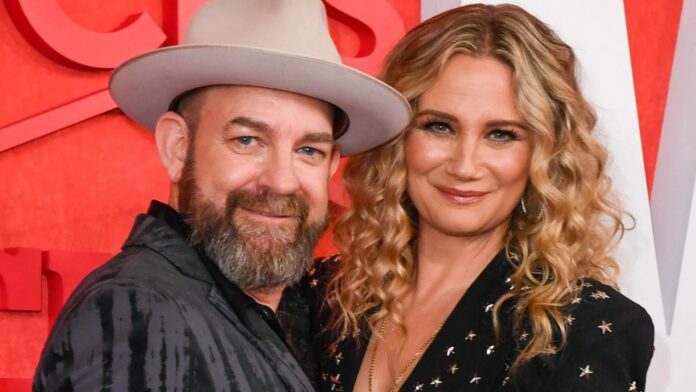 SUGAR RUSH  This is what happened to Sugarland and why they broke upAMERICAN country music band Sugarland left fans saddened after parting ways in 2012. But the duo are now making a huge comeback with Little Big Town to promote their new single.