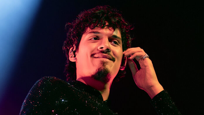 What is Omar Apollo’s dating history?