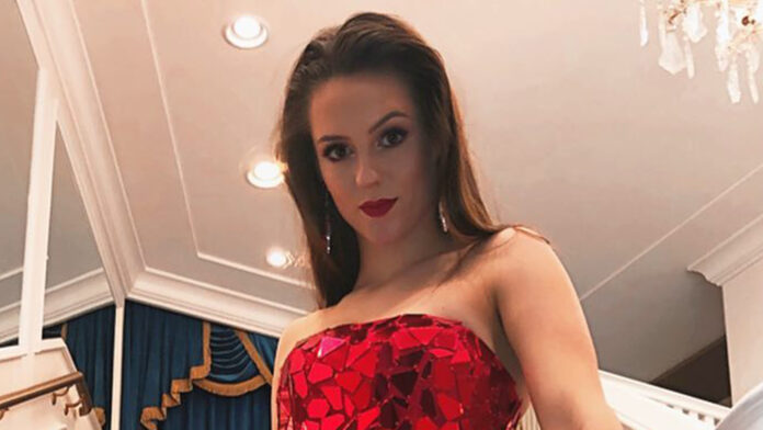 BILL'S NEW CHICK Meet Bill Belichick's rumored girlfriend, former cheerleader Jordon HudsonAfter breaking up with his longtime girlfriend, Linda Holliday, the executive director of the Bill Belichick Foundation, in 2022, Belichick is now rumored to be dating Jordon Hudson, a former competitive cheerleader.