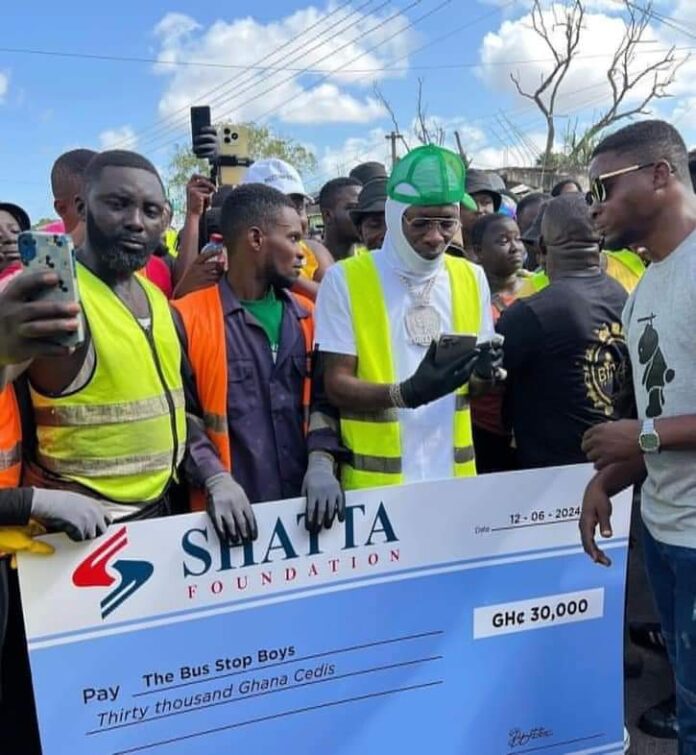 Shatta Wale donates GH₵30,000 to Bus-Stop-Boys to support sanitation campaign