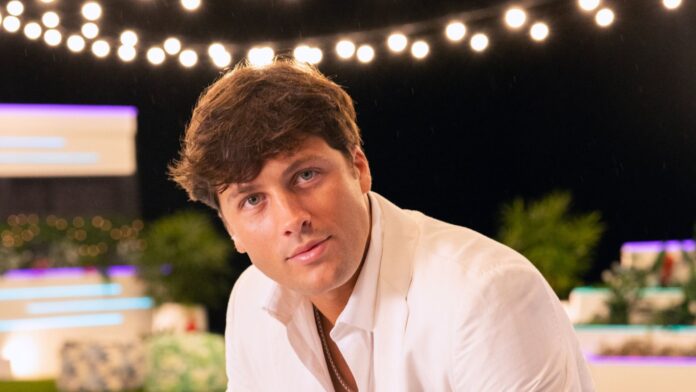 SNAKE BITE Meet the snake wrangler from Florence AlabamaLOVE Island USA contestant, Robert Rausch, makes a return to the villa in an attempt to secure love once and for all.