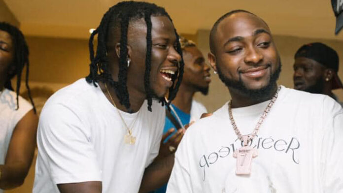 Tgma 2024: Davido congratulates Stonebwoy after artiste of the year 
TGMA 2024: Davido congratulates Stonebwoy after Artiste of the Year win