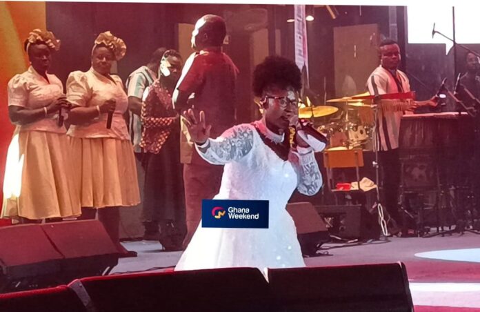 #EstherSmithLive: Esther Smith leaves patrons in awe with magical stage entry
