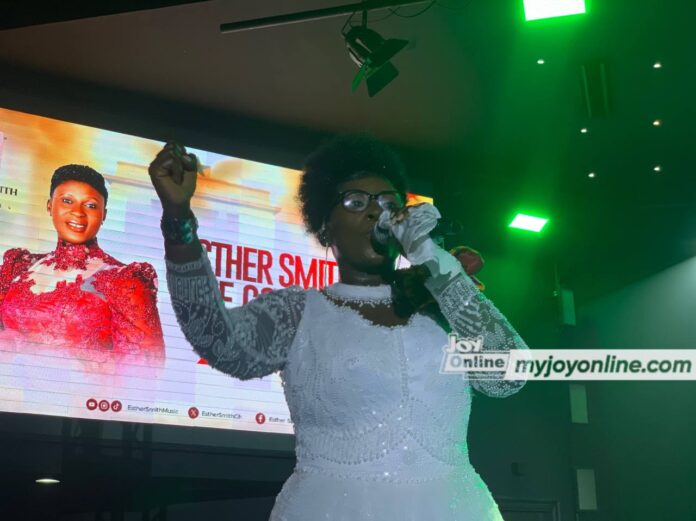 
Sights and sounds: Esther Smith thrills fans at music concert                            