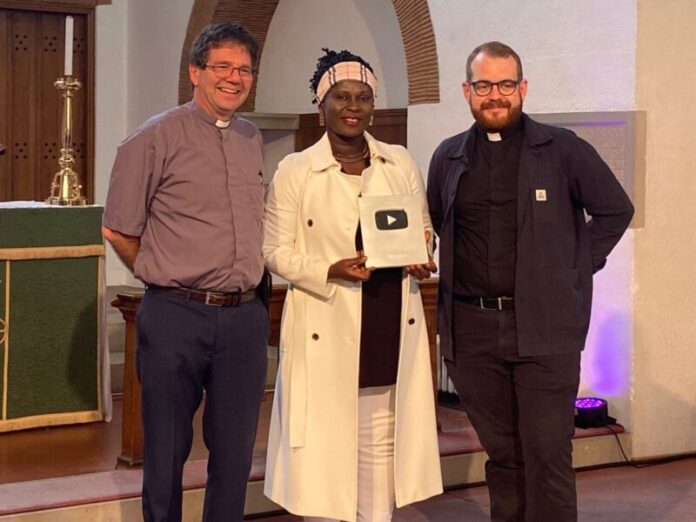 
Esther Smith celebrates YouTube milestone                            