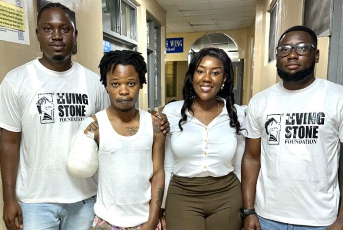 Stonebwoy’s wife pays medical bills for fan who suffered hand 
Stonebwoy’s wife pays medical bills for fan who suffered hand amputation